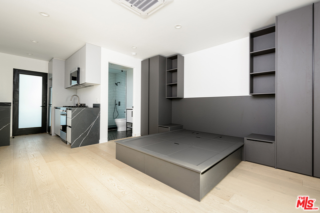 1325 Cabrillo Avenue, Venice CA: https://media.crmls.org/mediaz/19d3dc96-2bf7-4ffe-aca0-a78d671fd23a.jpg
