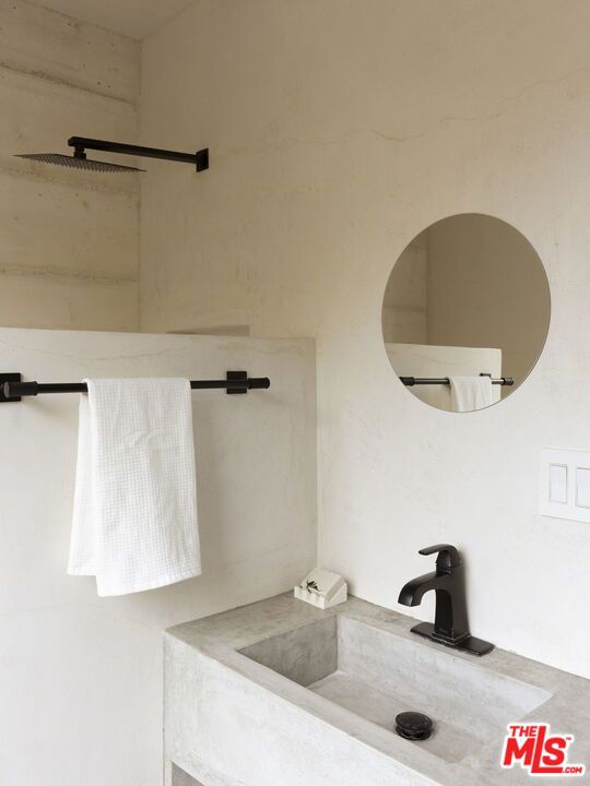 2500 Carman Crest Drive, Los Angeles CA: https://media.crmls.org/mediaz/19d4bca4-6d12-4b5c-bba2-5d69e8c874cb.jpg