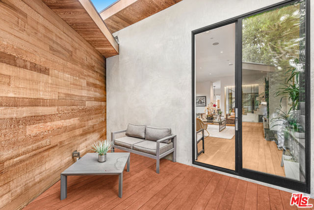 727 N Beverly Glen Boulevard, Los Angeles CA: https://media.crmls.org/mediaz/19d51c86-f6ba-4000-ba79-2ebbaf981631.jpg