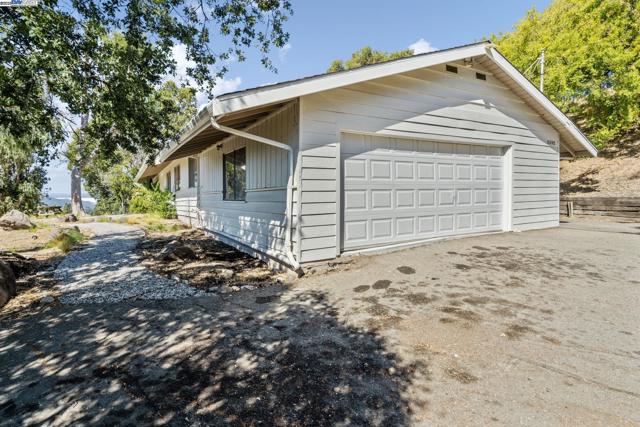 2592 Caballo Ranchero Dr, Diablo CA: https://media.crmls.org/mediaz/19d55367-19bd-4174-97d7-42413ba364b8.jpg