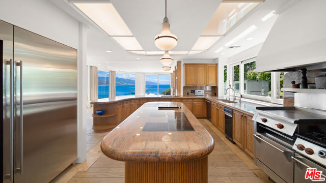 28808 Cliffside Drive, Malibu CA: https://media.crmls.org/mediaz/19d56e00-b88a-46d3-87d7-e36d8211bba2.jpg