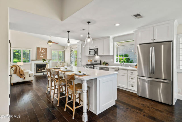 4570 N Vistapark Drive, Moorpark CA: https://media.crmls.org/mediaz/19d58fb7-368f-4134-980e-669fdc451523.jpg