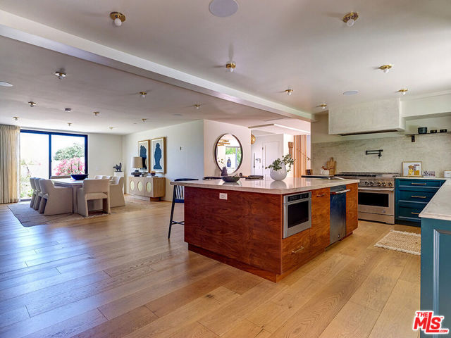 8674 Edwin Drive, Los Angeles CA: https://media.crmls.org/mediaz/19d5a3b6-e9cc-4f4c-85d8-6ab6390f63a5.jpg