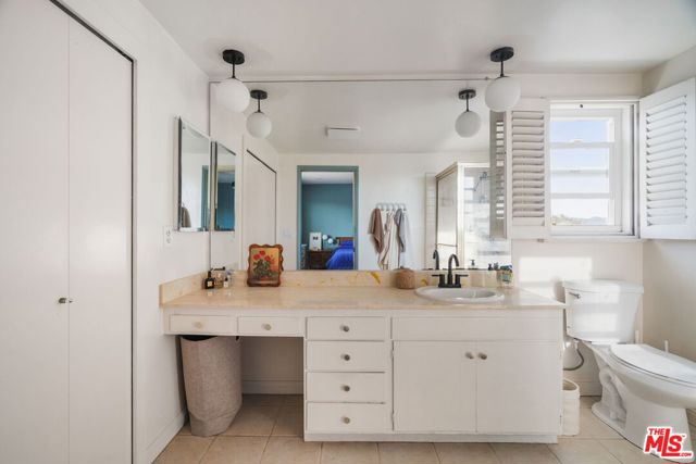 4748 Round Top Drive, Los Angeles CA: https://media.crmls.org/mediaz/19d5f6b5-7e41-4eda-92d9-28205c83c6bd.jpg