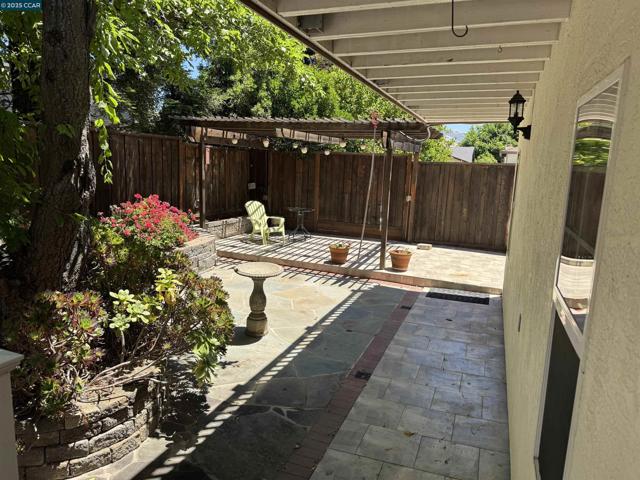 898 Luxury Dr, Concord CA: https://media.crmls.org/mediaz/19d69bdb-05a4-44b7-bb2b-f41917439f0f.jpg