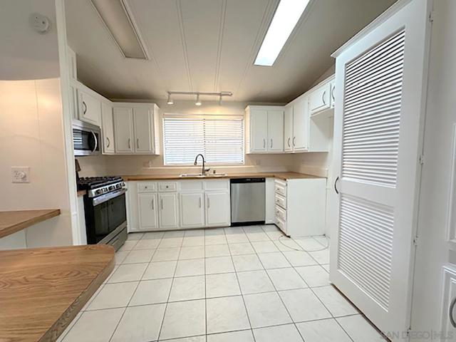 5330 Don Miguel Drive, Carlsbad CA: https://media.crmls.org/mediaz/19d74460-a539-447c-9593-531b1ac82157.jpg
