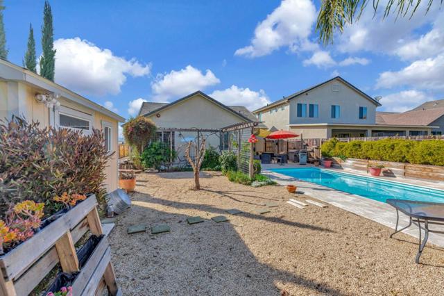 1667 Santana Ranch Drive, Hollister CA: https://media.crmls.org/mediaz/19d74947-3ace-4741-8d31-50a138adb462.jpg