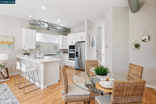 1017 45Th St, Emeryville CA: https://media.crmls.org/mediaz/19d7c3f5-c82a-4003-a5c0-0c498bbd0aef.jpg