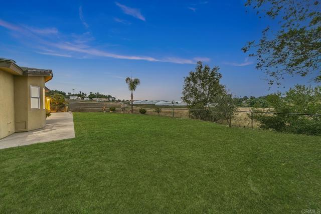 1508 Sequoia Lane, Vista CA: https://media.crmls.org/mediaz/19d84591-f035-493e-af13-c11217121056.jpg