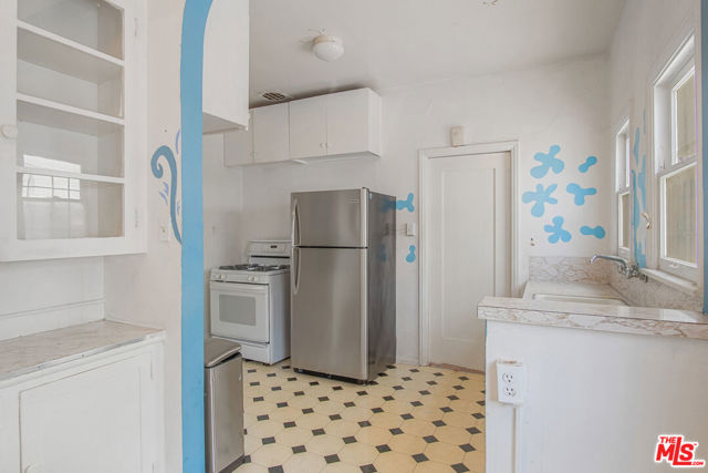 712 S Stanley Avenue, Los Angeles CA: https://media.crmls.org/mediaz/19d8bcfb-4ef7-4634-a0af-a6625b4815d1.jpg
