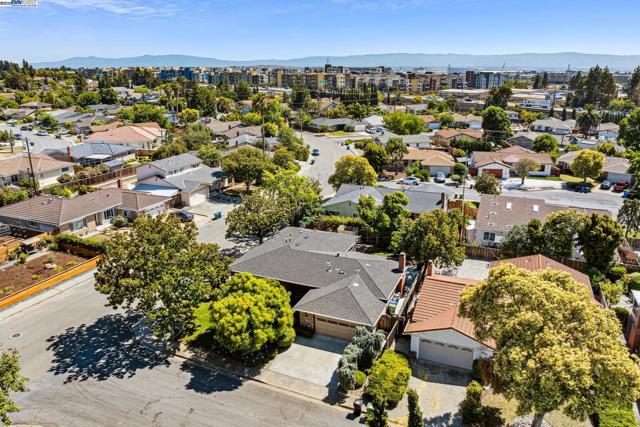 2082 Boxwood Way, Fremont CA: https://media.crmls.org/mediaz/19d8f812-b478-404e-9a20-7eb62d5d3271.jpg