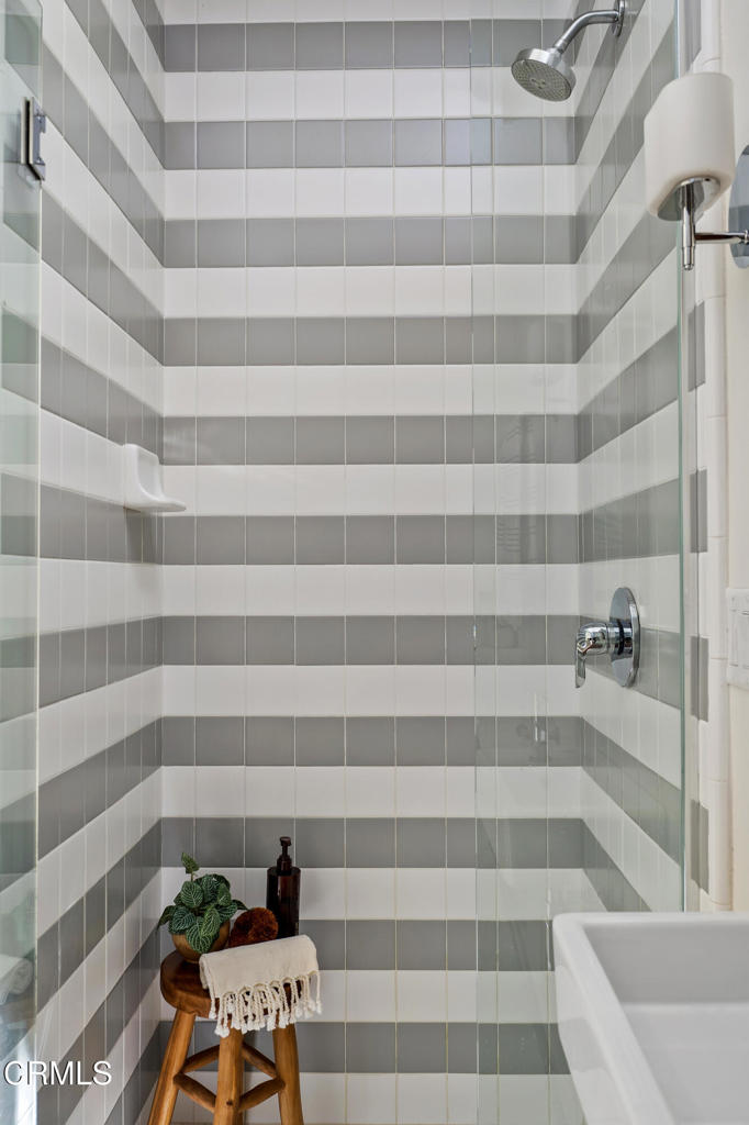 https://media.crmls.org/mediaz/19d984c6-e619-46e6-962d-37297b58eb1a.jpg?preset=X-Large