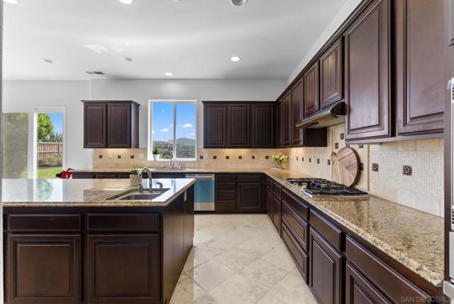 5527 Alexandrine Ct, Oceanside CA: https://media.crmls.org/mediaz/19d98552-139c-4e26-b0b6-6bb17a0a5c71.jpg