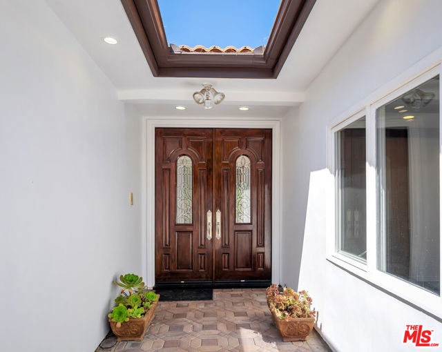 4311 Coquette Place, Tarzana CA: https://media.crmls.org/mediaz/19d98ee1-466b-4e21-9902-ae57b899ccc3.jpg