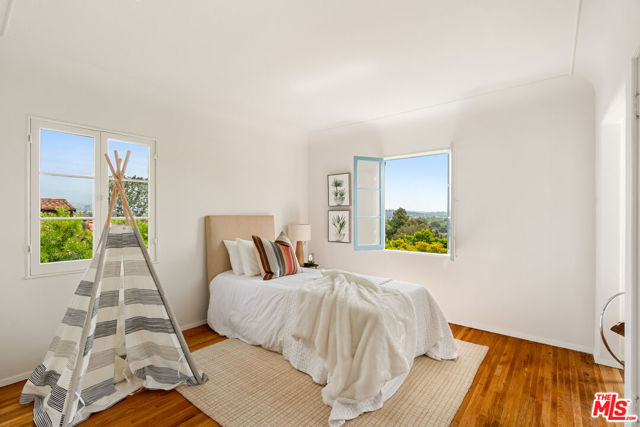 3716 Effingham Place, Los Angeles CA: https://media.crmls.org/mediaz/19dbecb3-6311-40dc-9f56-48868676015f.jpg