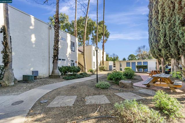 2200 Laguna Cir, Concord CA: https://media.crmls.org/mediaz/19dbf141-40b6-4077-8821-9bb8222d1bfc.jpg