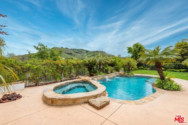 4110 Prado De Los Zorros, Calabasas CA: https://media.crmls.org/mediaz/19dc48bb-cae2-4741-8f9b-ebd89ab0e556.jpg