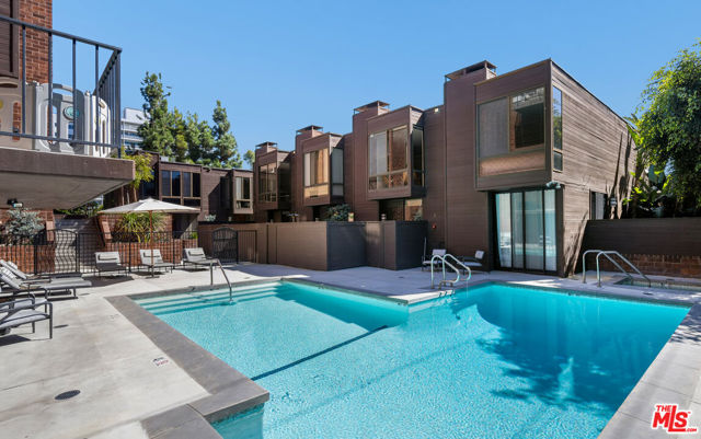 1033 Carol Drive, West Hollywood CA: https://media.crmls.org/mediaz/19dcebc8-a817-47d3-ac4a-3599aad893db.jpg