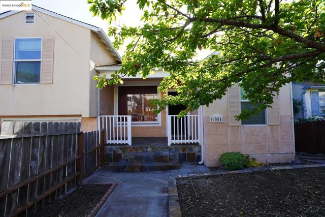 6084 Monterey AVE, Richmond CA: https://media.crmls.org/mediaz/19dd0b9b-d3bc-40f3-96f7-c1db58437d04.jpg