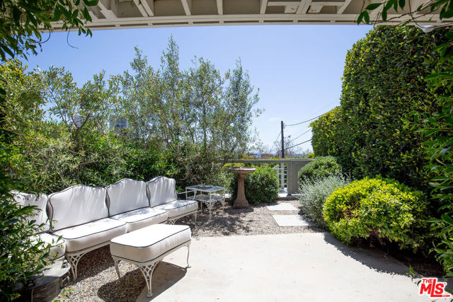 271 Amalfi Drive, Santa Monica CA: https://media.crmls.org/mediaz/19dda404-96e9-487e-b5ad-86c55654b9eb.jpg