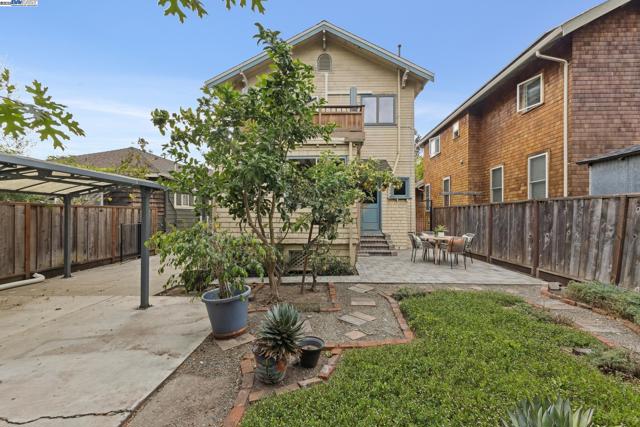 3215 Liberty Ave, Alameda CA: https://media.crmls.org/mediaz/19ddd5c2-d434-48f6-990c-8fd1d9300cdd.jpg