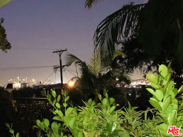 1215 Hilldale Ave, Los Angeles CA: https://media.crmls.org/mediaz/19de5533-26df-4317-9cc6-0da93beb1eb8.jpg