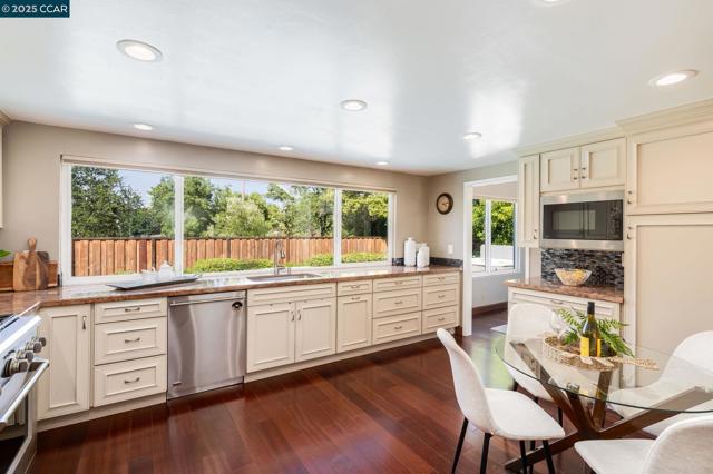 169 Larkwood Cir, Danville CA: https://media.crmls.org/mediaz/19df2ed9-67e4-45f5-bebe-fe78cd0350f8.jpg