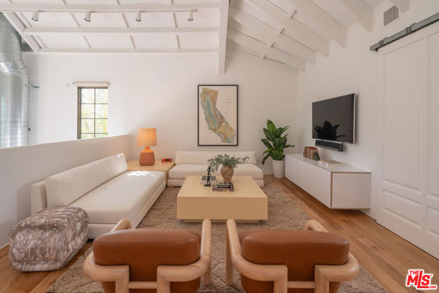 509 Santa Clara Avenue, Venice CA: https://media.crmls.org/mediaz/19df4619-0658-4d33-820b-179bef1a09c9.jpg