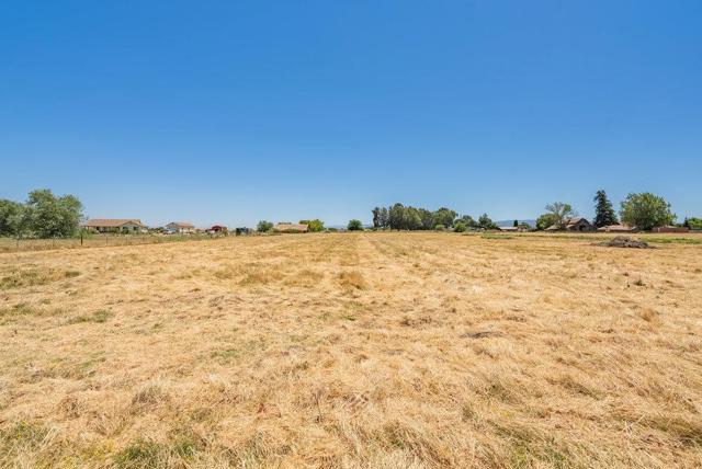7327 Lovers Lane, Hollister CA: https://media.crmls.org/mediaz/19df6304-1063-4db6-bfd9-6a3add9aec0b.jpg