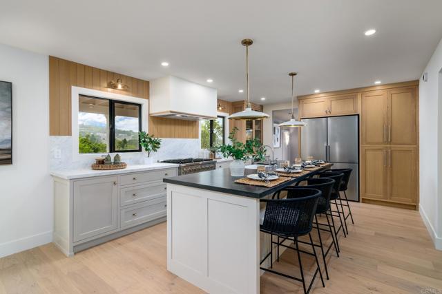 2193 Harbour Heights Rd, San Diego CA: https://media.crmls.org/mediaz/19e15178-8e87-4521-aa86-311bf6a6d222.jpg