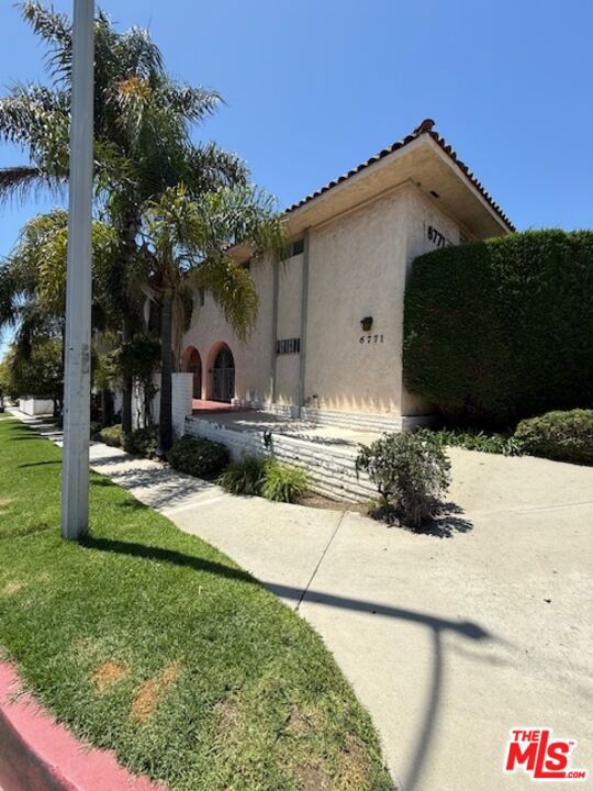 6771 Springpark Avenue, Los Angeles CA: https://media.crmls.org/mediaz/19e1562b-5fa7-4a8f-9667-dfc39a9e7a75.jpg