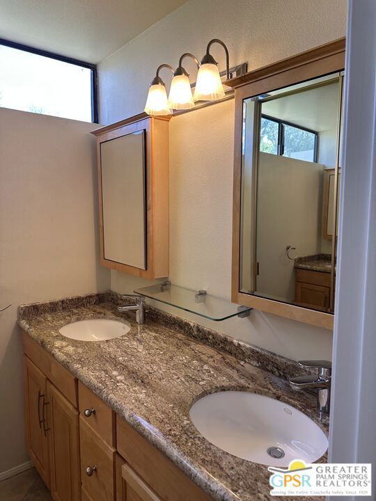 867 N Calle De Pinos, Palm Springs CA: https://media.crmls.org/mediaz/19e28365-5b7b-44d0-a868-db3eb3840b58.jpg