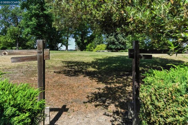 575 Old Orchard Dr, Danville CA: https://media.crmls.org/mediaz/19e2c85a-d14d-4332-bb91-ae9a058cc3da.jpg