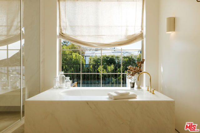 4209 Vantage Avenue, Studio City CA: https://media.crmls.org/mediaz/19e34ac2-7cba-4b56-a8c0-dc60b88fdbe6.jpg