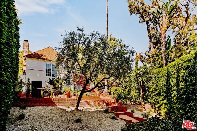 6475 San Marco Circle, Los Angeles CA: https://media.crmls.org/mediaz/19e35b78-c874-490b-b552-93662a212911.jpg