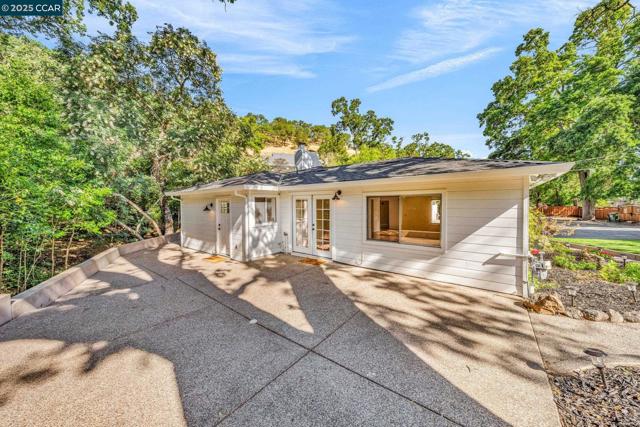 205 Castle Hill Ranch Rd, Walnut Creek CA: https://media.crmls.org/mediaz/19e35d22-a0ad-4469-96ce-aa68e0b21aad.jpg