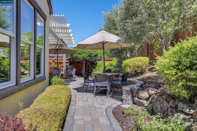 1648 Chianti Ln, Brentwood CA: https://media.crmls.org/mediaz/19e37d24-0971-400e-b49d-6c161dea3225.jpg