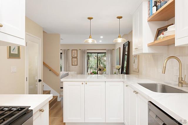 2383 Altisma Way, Carlsbad CA: https://media.crmls.org/mediaz/19e46955-2014-4d72-b5e8-169d1119653b.jpg