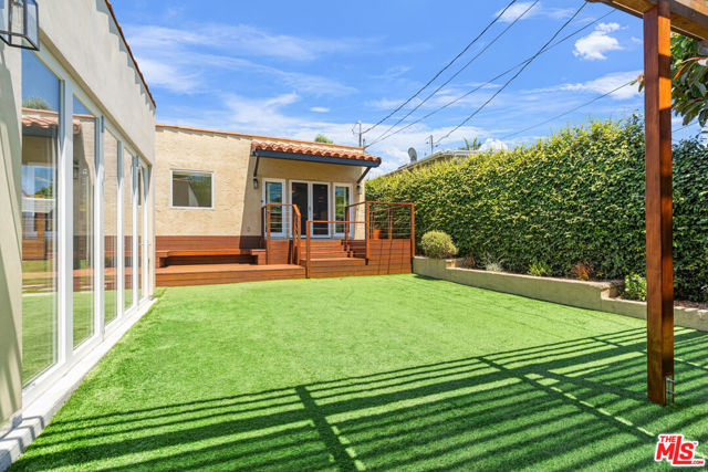 2347 Parnell Avenue, Los Angeles CA: https://media.crmls.org/mediaz/19e57679-cccc-48f1-9ac5-e888ec5c446a.jpg