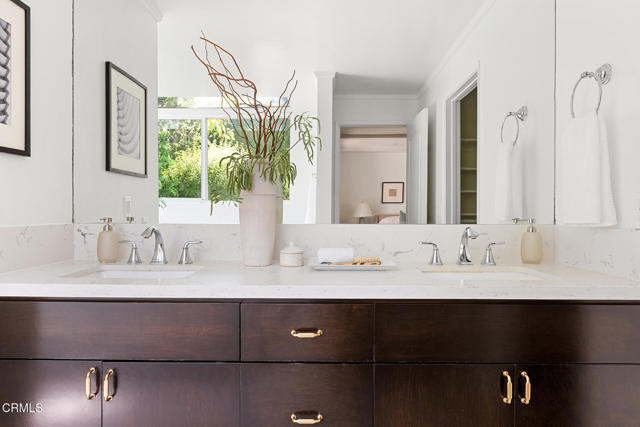 1601 El Rito Avenue, Glendale CA: https://media.crmls.org/mediaz/19e5adb7-4644-459b-b653-f1038b7531da.jpg