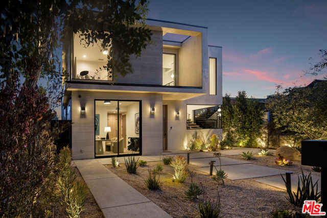 2115 Walnut Avenue, Venice CA: https://media.crmls.org/mediaz/19e5fd71-579f-48b3-9513-45cef6bdd3e3.jpg