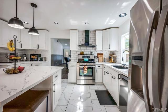 39685 ALMANSA, Murrieta CA: https://media.crmls.org/mediaz/19e618f1-813c-4e56-9b9c-a0c4da209b2c.jpg