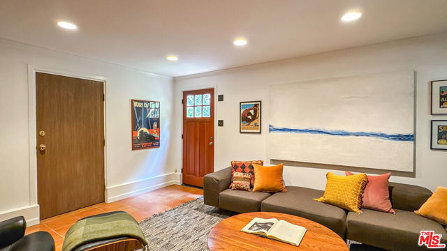 752 Country Club Drive, Burbank CA: https://media.crmls.org/mediaz/19e69dea-9fe6-4a53-9bf1-80822f01833e.jpg