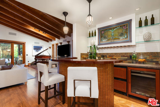 5045 Oakdale Avenue, Woodland Hills CA: https://media.crmls.org/mediaz/19e6a2c9-b3eb-4ad0-945b-b7d035ec8f72.jpg
