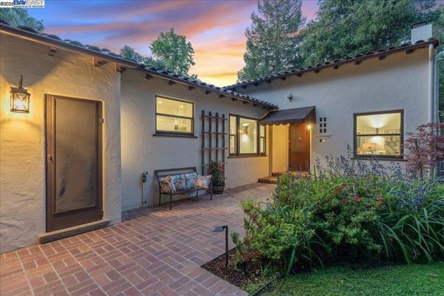 405 Kingsley Ave, Palo Alto CA: https://media.crmls.org/mediaz/19e7cab1-1d23-4dfe-aa91-057195396afa.jpg