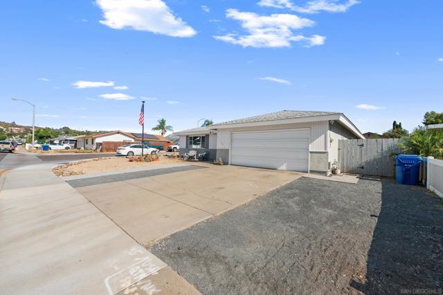 13011 Laurel St, Lakeside CA: https://media.crmls.org/mediaz/19e8ca79-d7de-47a7-8b0e-19bf81ccab25.jpg