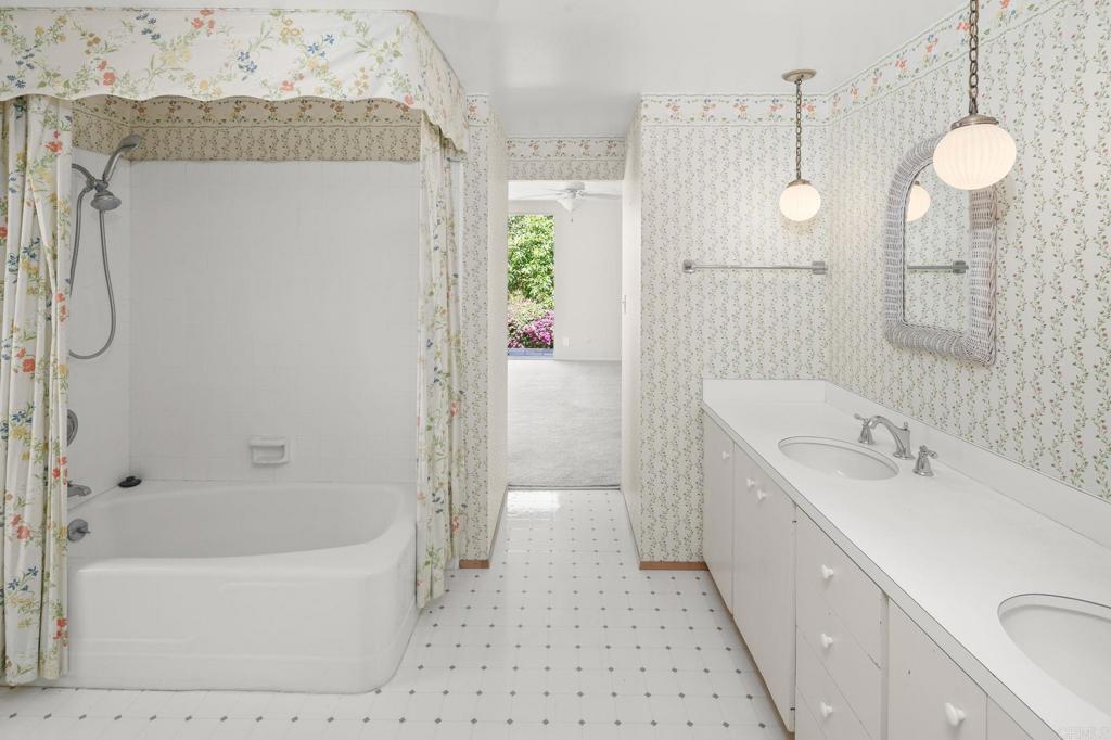 https://media.crmls.org/mediaz/19e8ebec-f1e8-41b8-9449-e41438c84d68.jpg?preset=X-Large