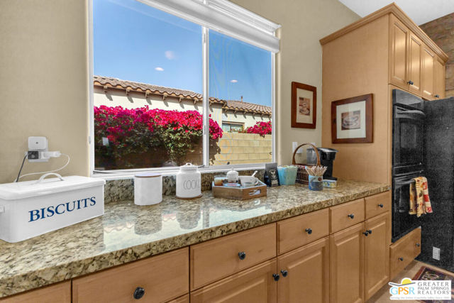 41728 Via Treviso, Palm Desert CA: https://media.crmls.org/mediaz/19e92954-e3c7-44da-9267-241f4405b00b.jpg
