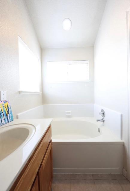 1243 De Cunha Court, Salinas CA: https://media.crmls.org/mediaz/19e986c4-c7ee-4463-8b12-1141562b2203.jpg