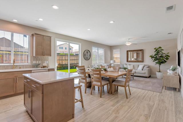 1143 Coyote Peak Way, Hollister CA: https://media.crmls.org/mediaz/19eaba51-d9c3-44e5-941c-fea8163708b6.jpg